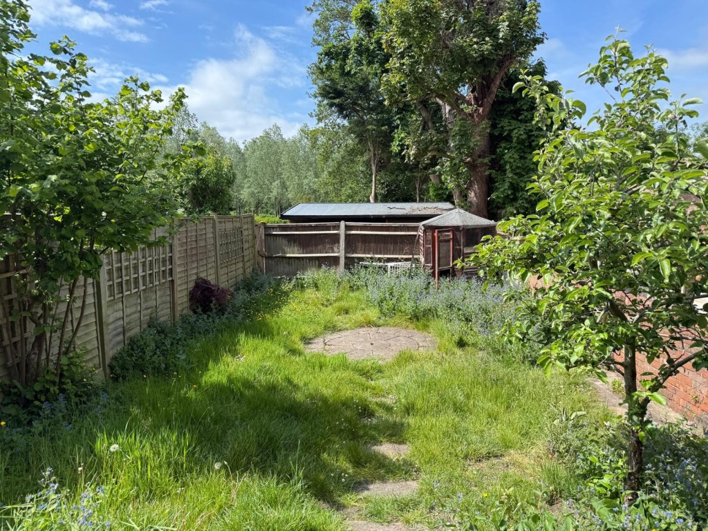 Lot: 31 - SEMI-DETACHED HOUSE FOR REFURBISHMENT IN POPULAR VILLAGE - Garden